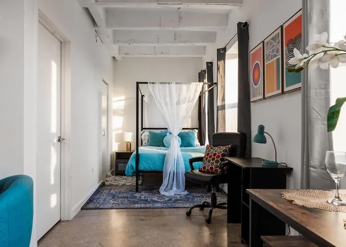 Apartment Sunny Modern Loft Montrose Rooftop Wfh Gym *
